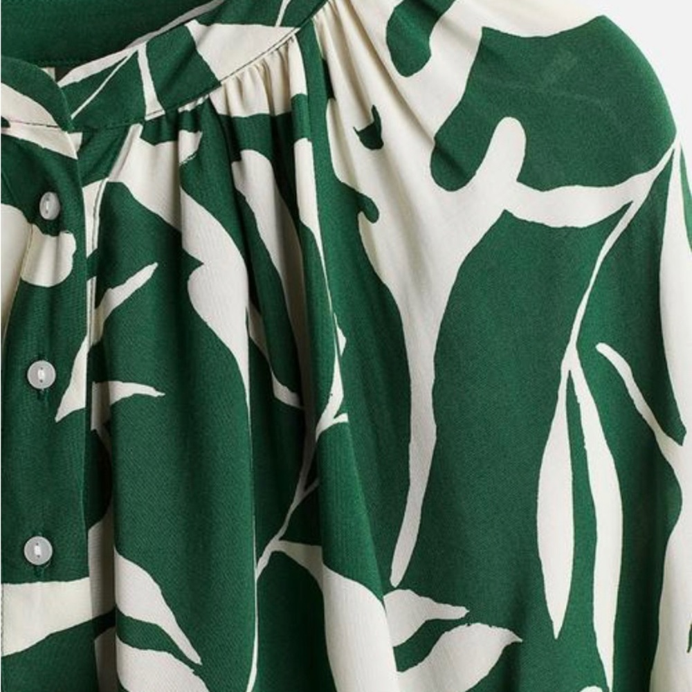 H&M Green and White Printed V-Neck Blouse - Picture 3 of 9